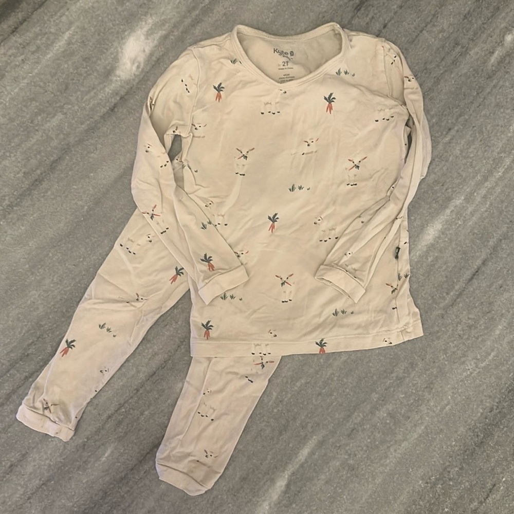Kyte Baby - Unisex Goat & Carrots Two-Piece Pajamas (2T). 🐐🥕